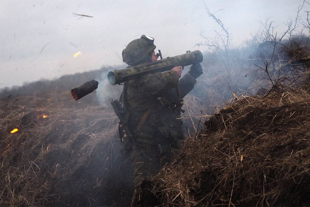 Cận cảnh lính Nga dùng súng phóng lựu nhiệt áp công phá mục tiêu ở Donetsk