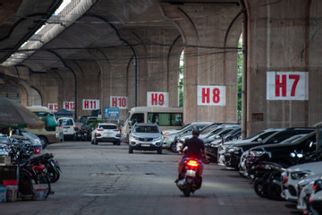 Cảnh trái ngược ở các bãi đỗ xe dưới gầm cầu cạn Hà Nội