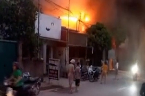 Cháy hàng trăm mét vuông kho quạt điện và cửa hàng mây tre đan ở Hà Nội