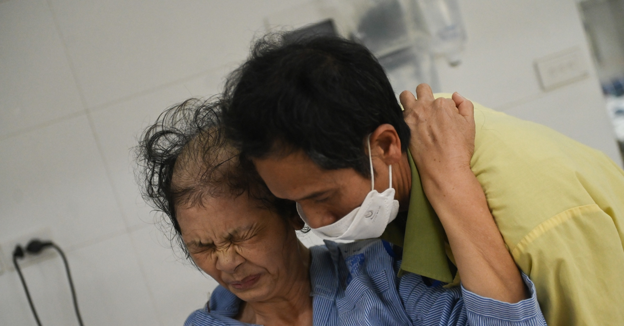 Cơn bão dân số già ở Việt Nam: Áp lực của thế hệ 'bánh mỳ kẹp'
