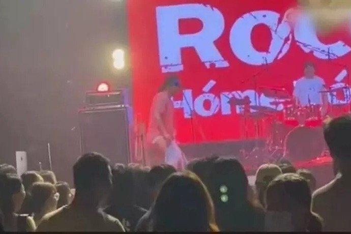 Nam ca sĩ bị phạt 660 triệu đồng vì cởi quần khi biểu diễn