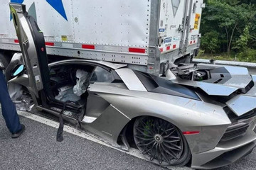 Siêu xe Lamborghini bẹp rúm dưới gầm xe đầu kéo, tài xế thoát chết thần kỳ