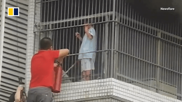 Trung Quốc: Thót tim phút phá chuồng cọp cứu bé trai khỏi đám cháy lớn - 1