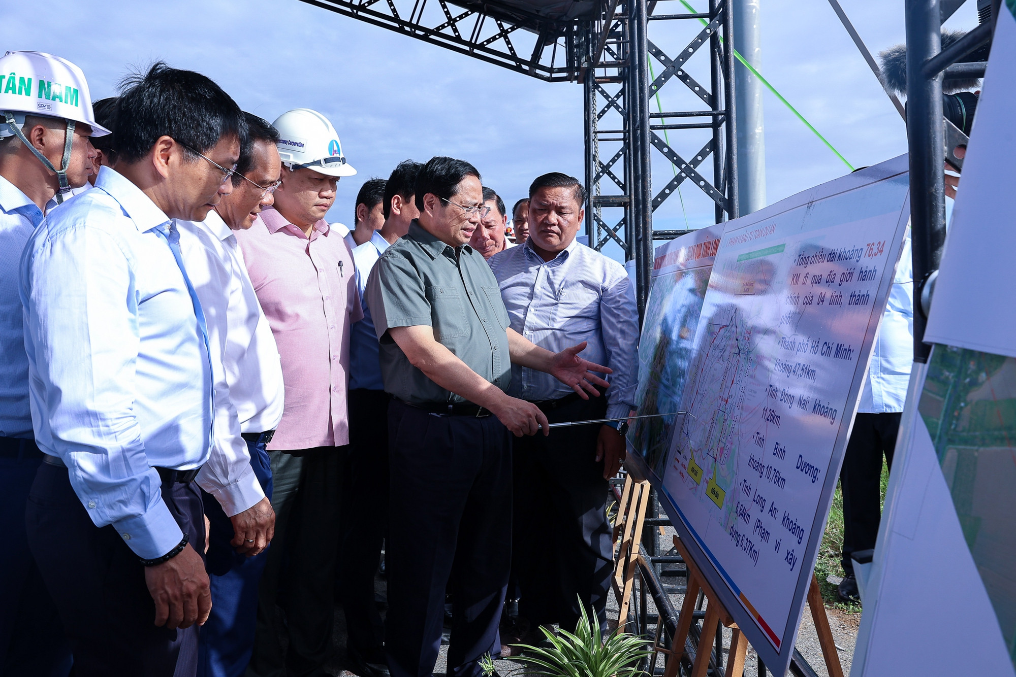 Thủ tướng kiểm tra dự án đường vành đai 3 TPHCM qua Long An - Ảnh 2.