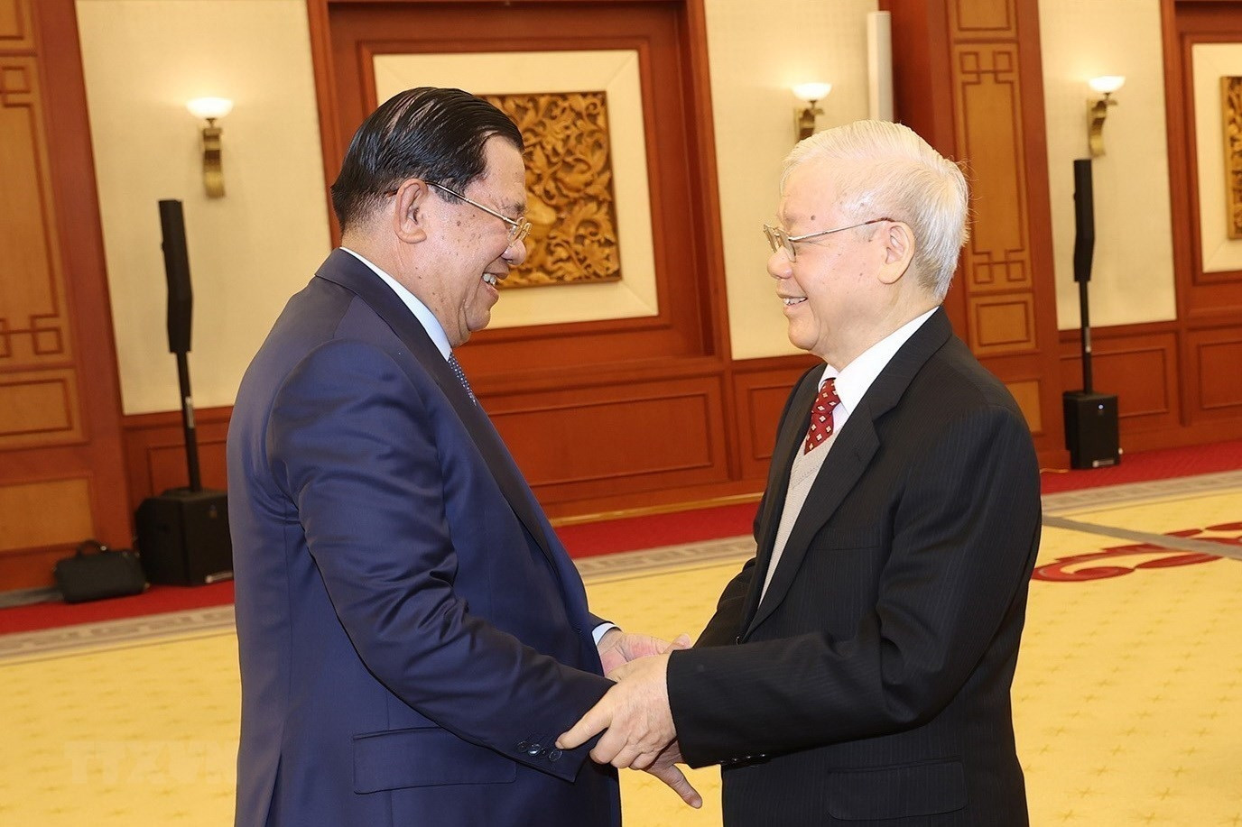 Tổng Bí thư và các lãnh đạo Việt Nam chúc mừng Campuchia bầu cử thành công