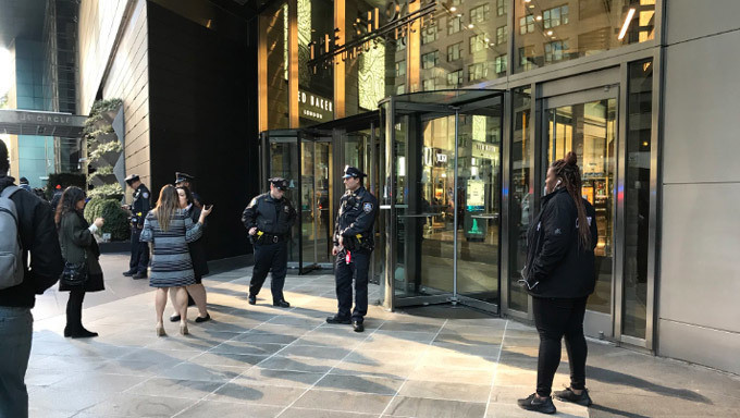 Mỹ náo loạn vì hàng loạt bưu kiện chứa bom gửi Obama, Clinton