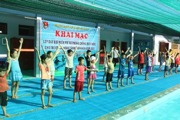 Vụ Bản: Dạy bơi miễn phí phòng chống đuối nước cho trẻ em có hoàn cảnh khó khăn