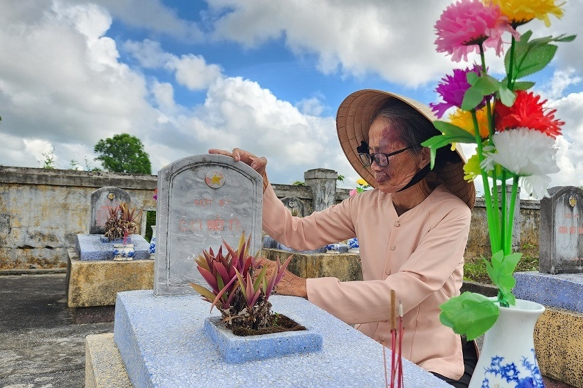 Bà lão 79 tuổi 26 năm chăm sóc phần mộ cho đồng đội ở Quảng Trị