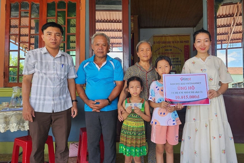 Báo VietNamNet trao hơn 70 triệu đồng cho 3 chị em mồ côi
