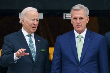 Chủ tịch Hạ viện Mỹ cảnh báo khả năng 'điều tra luận tội' ông Biden