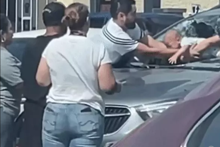 Đập vỡ kính cứu em bé bị bỏ quên trong ô tô giữa trời nóng