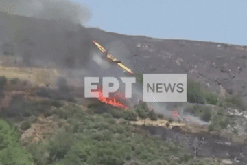 Khoảnh khắc máy bay chữa cháy rơi khi đang dập lửa