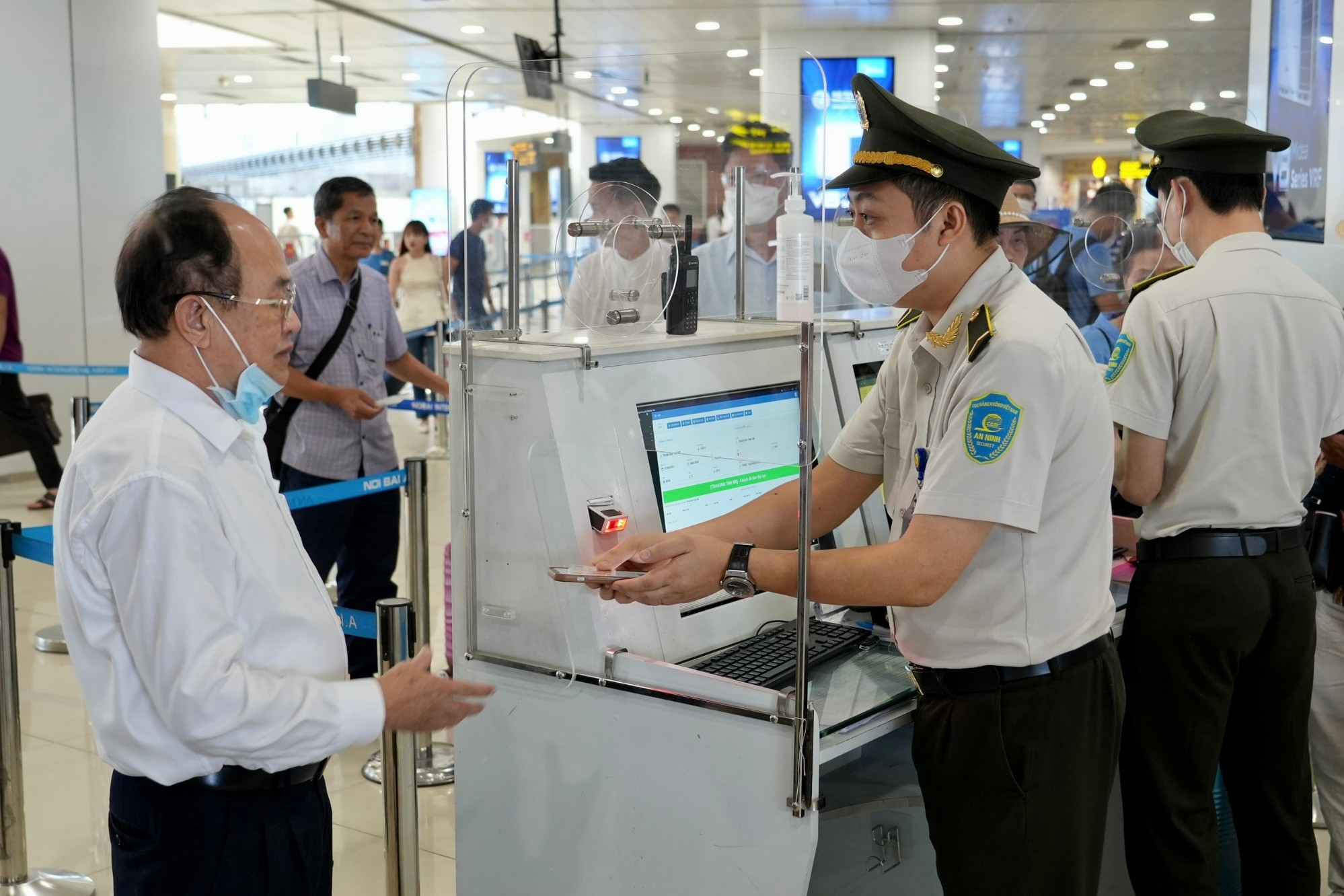 Làm thủ tục bay cả bằng VNeID và mắt thường