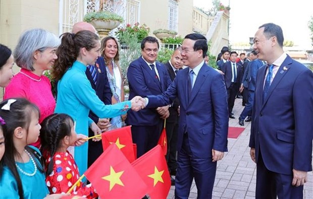 President meets Vietnamese community, foreign friends in Italy hinh anh 1