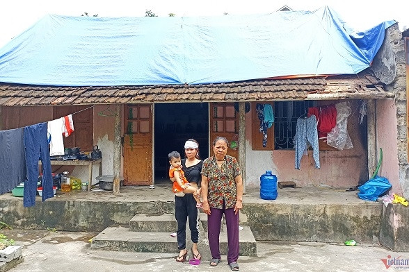 Trao hơn 34 triệu đồng đến gia đình chị Đinh Thị Hoạt ở Ninh Bình