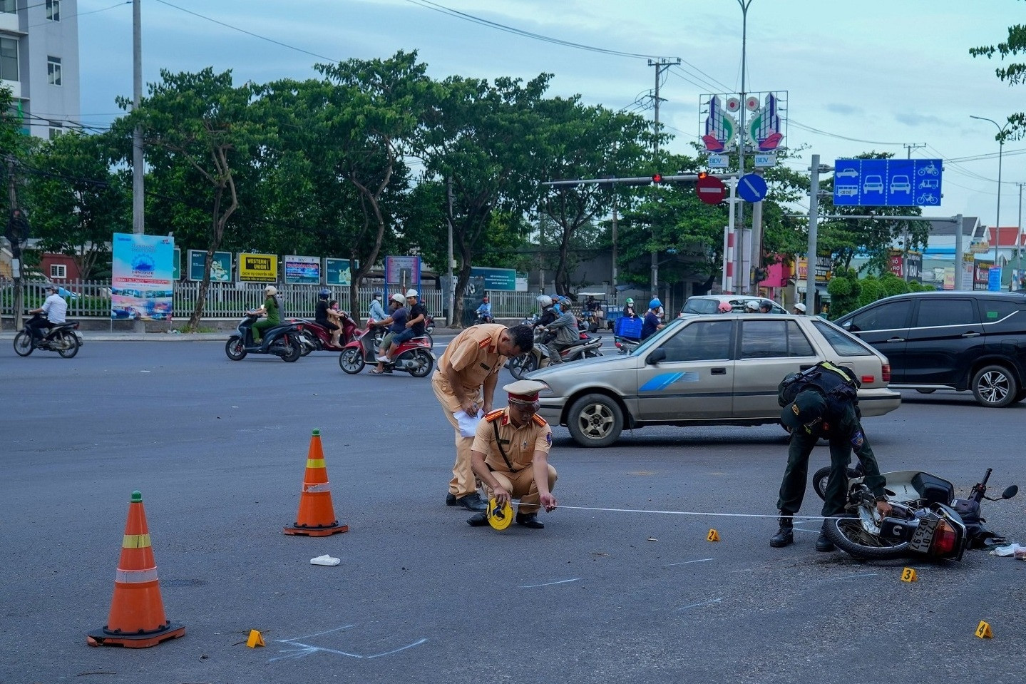 Va chạm với xe tải trước cổng khu công nghiệp, người đàn ông tử vong