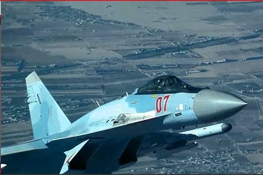 Video khoảnh khắc tiêm kích Nga áp sát, bắn pháo sáng làm hỏng UAV Mỹ