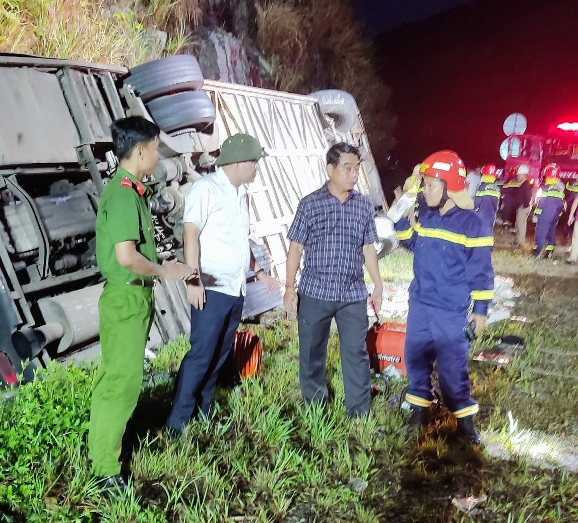 Nguyên nhân lật xe trên cao tốc khiến 18 người thương vong