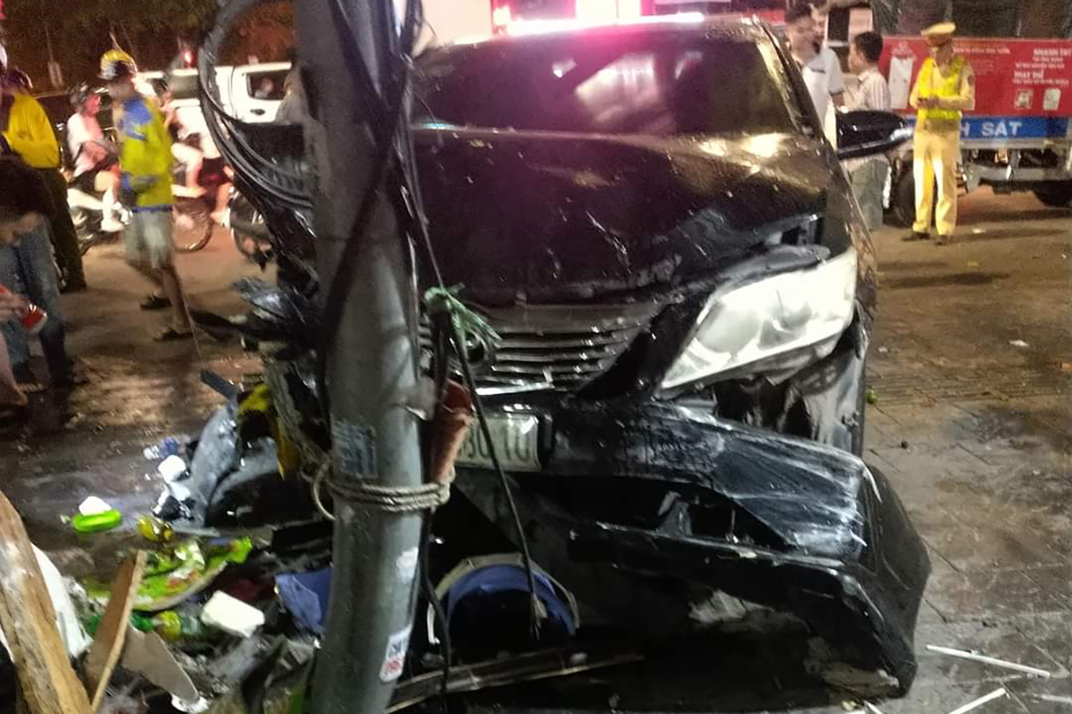 Ô tô Camry lao lên vỉa hè ở Hà Nội, 4 người bị thương