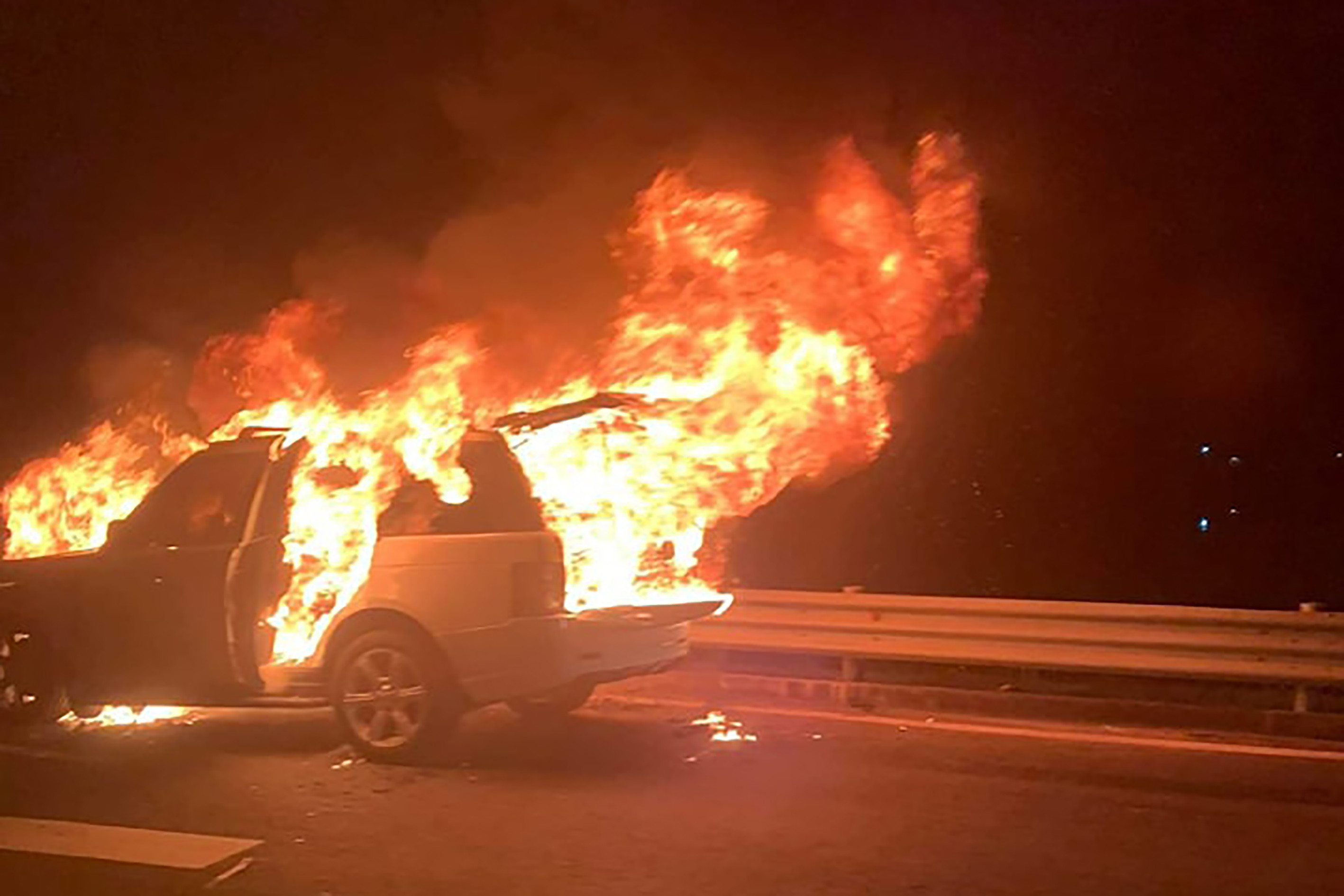 Ô tô Range Rover cháy ngùn ngụt trên cao tốc Hạ Long
