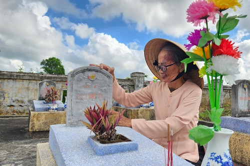 Bản tin sáng 27/7: Bà lão 79 tuổi 26 năm chăm sóc phần mộ đồng đội ở Quảng Trị