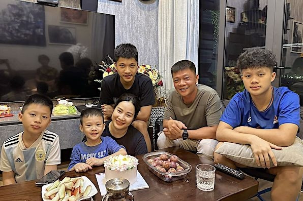 BTV Quang Minh áp kỷ luật thép với 4 con trai, không có thời gian giận vợ