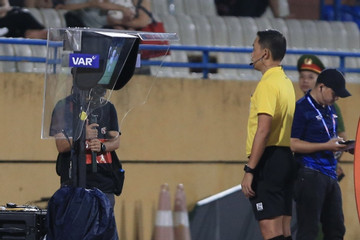 Cận cảnh tình huống check VAR đầu tiên ở V-League