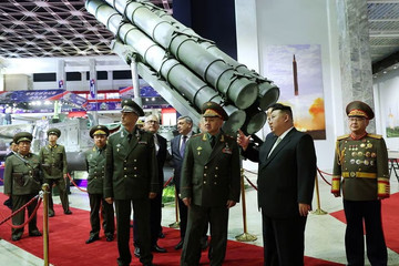 Chủ tịch Triều Tiên dẫn Bộ trưởng Quốc phòng Nga đi xem tên lửa đạn đạo