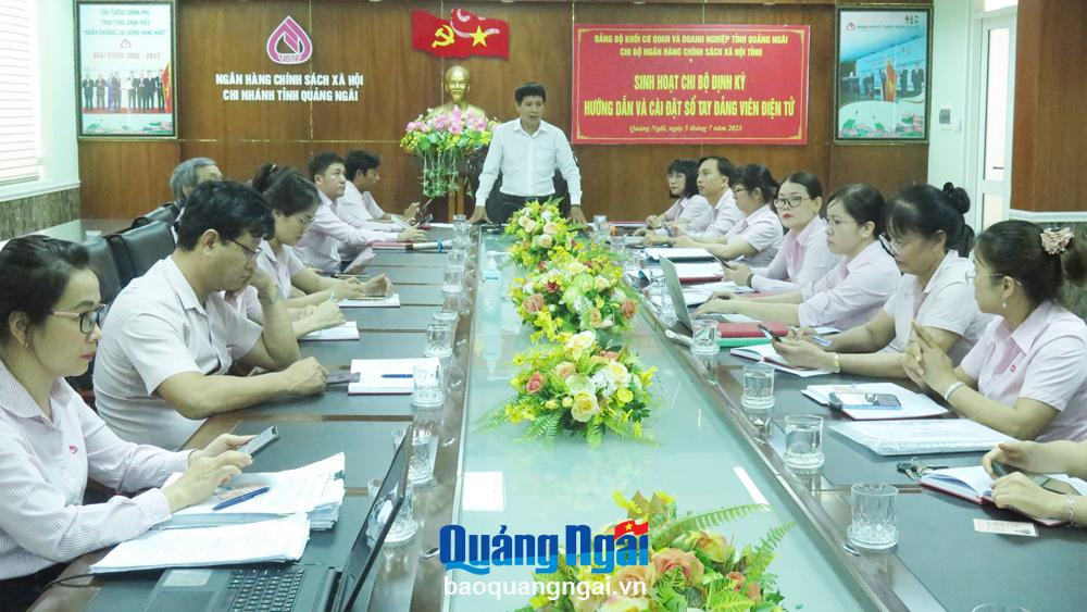 Chi bộ Ngân hàng Chính sách xã hội tỉnh hướng dẫn đảng viên cài đặt phần mềm Sổ tay đảng viên điện tử.