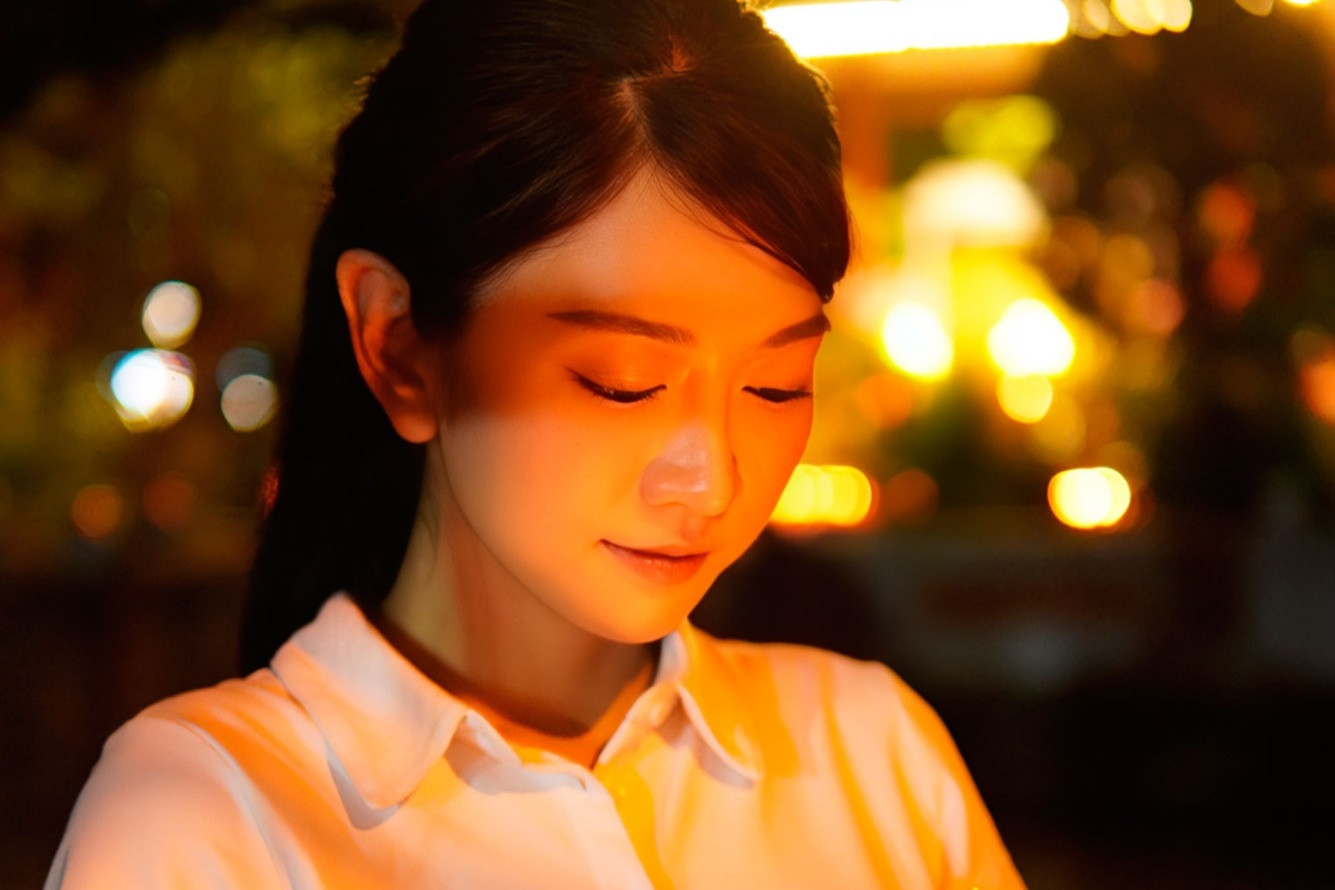 Diễn viên Lê Bống tri ân các anh hùng liệt sĩ tại nghĩa trang Mai Dịch