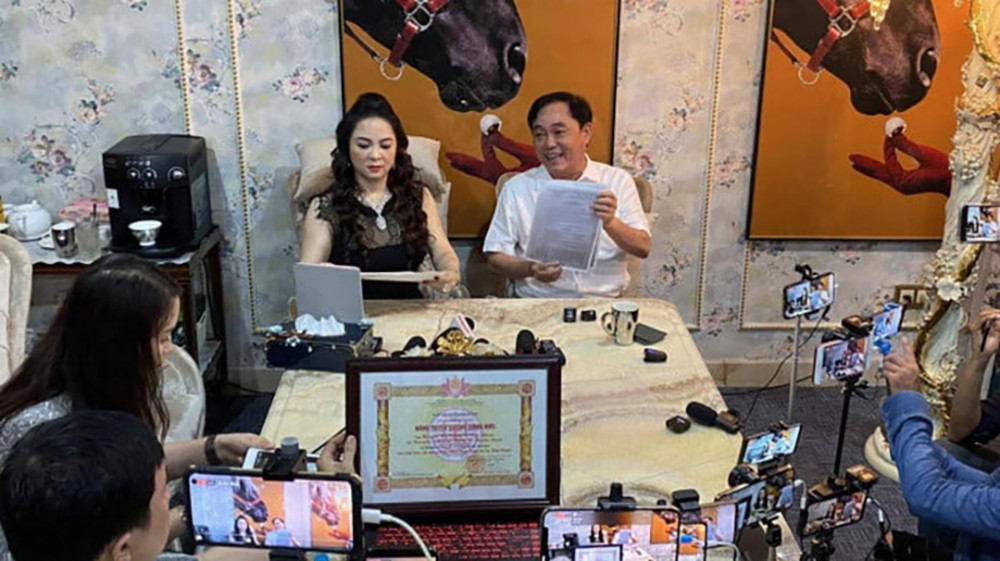 Ông Huỳnh Uy Dũng, tức Dũng "lò vôi" xuất hiện cùng vợ, là bà Nguyễn Phương Hằng trong 1 số buổi livestream. Ảnh: Chụp màn hình