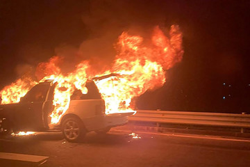 Ô tô Range Rover cháy ngùn ngụt trên cao tốc Hạ Long - Hải Phòng