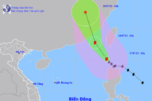 Siêu bão Doksuri vào Biển Đông hoành hành dữ dội, cột sóng cao 10m