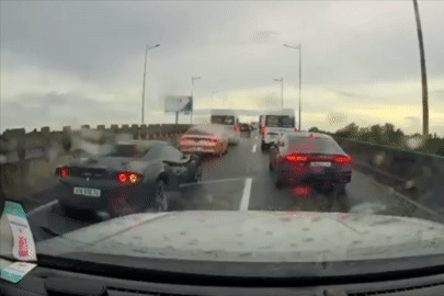 Siêu xe Ferrari suýt gây tai nạn vì chuyển làn ẩu trên cao tốc