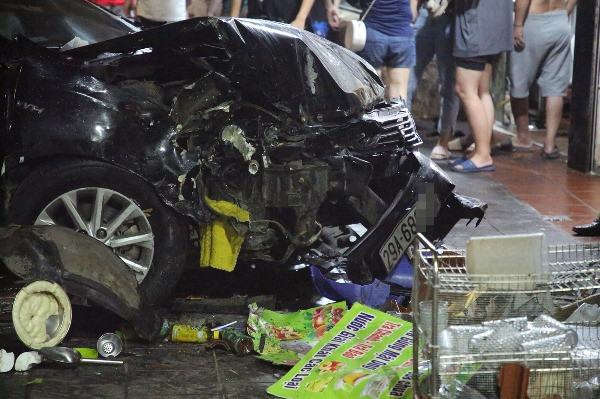 Điều tra vụ ô tô Camry lao lên vỉa hè khiến 1 người tử vong ở Hà Nội