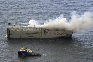 Tàu chở 3.000 chiếc ôtô bốc cháy dữ dội ở ngoài khơi Hà Lan