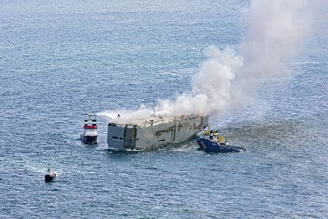Tàu chở hàng bốc cháy trên biển, hàng nghìn ô tô có khả năng bị thiêu rụi