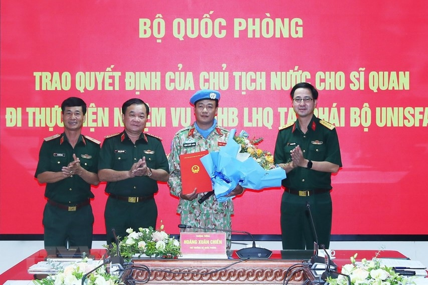 Trao quyết định của Chủ tịch nước cho Trung tá Quân đội đi gìn giữ hòa bình