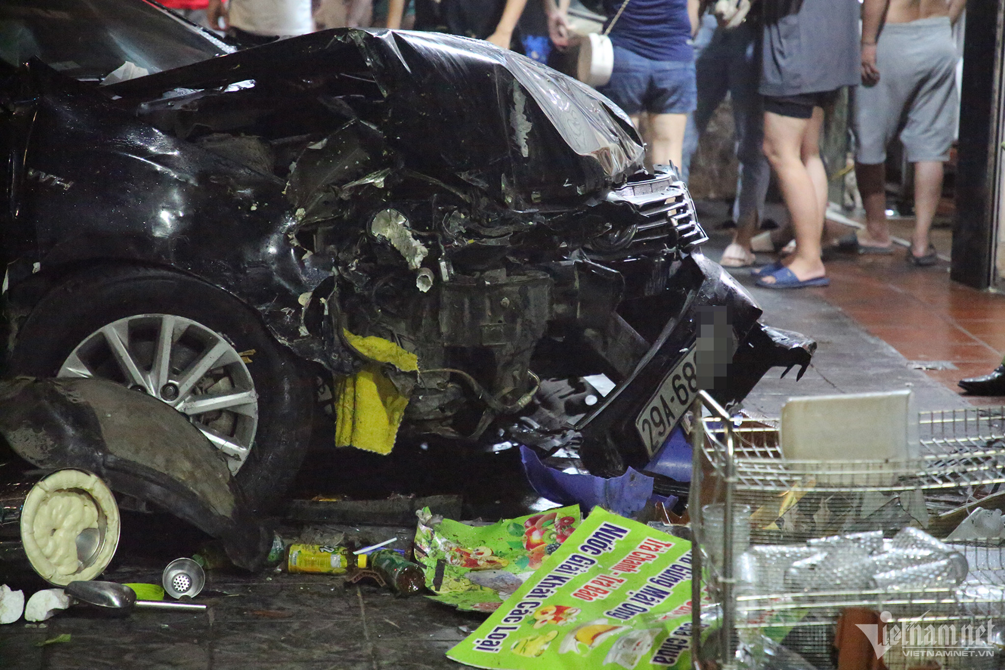 Hiện trường tai nạn ô tô lao lên vỉa hè khiến 1 người tử vong ở Hà Nội