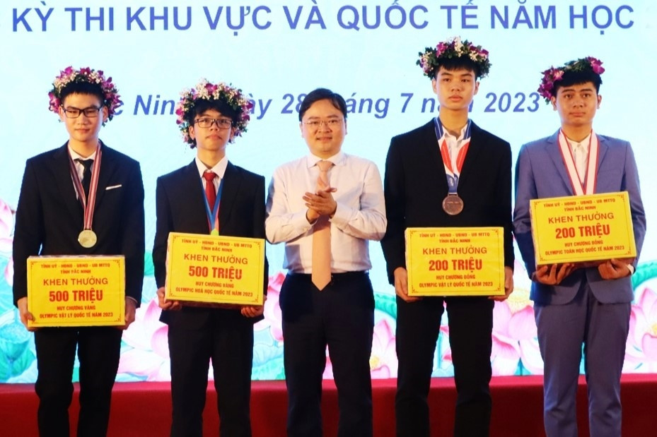 Bắc Ninh thưởng 1 tỷ đồng cho 2 học sinh giành Huy chương Vàng Olympic quốc tế