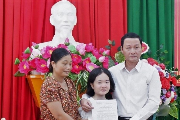 Chủ tịch tỉnh Thanh Hóa trao quyết định đặc cách tuyển dụng cô giáo không tay