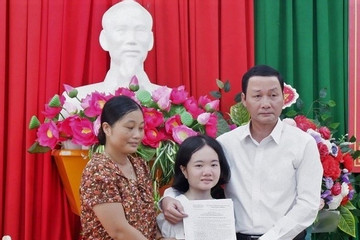 Chủ tịch tỉnh Thanh Hóa trao quyết định đặc cách tuyển dụng cô giáo không tay