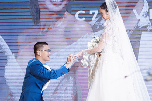 Ca sĩ Cường Seven quỳ gối trao nhẫn cưới cho người đẹp Vũ Ngọc Anh