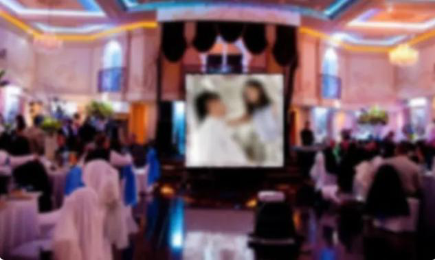 Đang vui vẻ mời rượu quan khách, cô dâu chú rể méo mặt với "cảnh nóng" được chiếu trên màn hình lớn giữa hội trường - Ảnh 1.