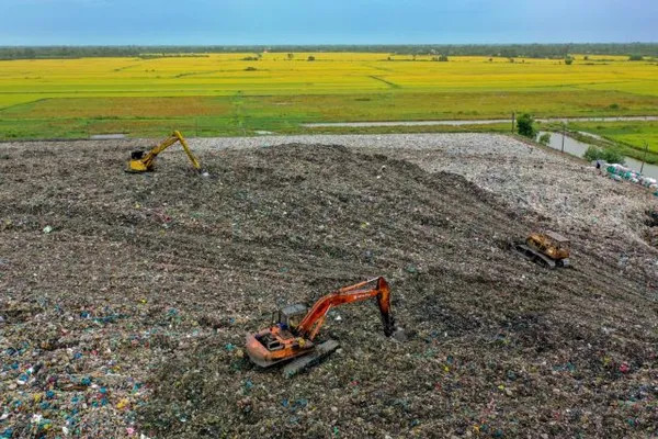 Garbage mountains seriously affect people’s lives in Mekong Delta region