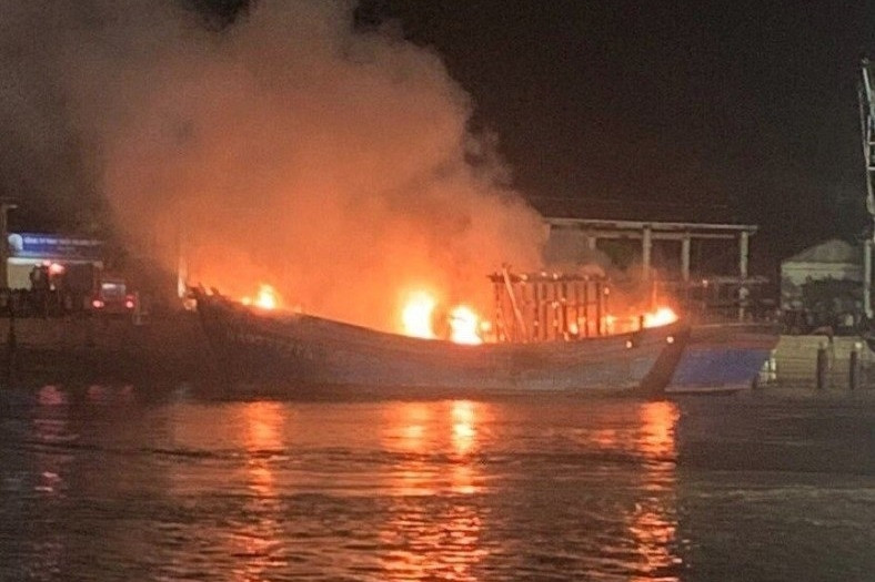 Hàng loạt tàu cá cháy dữ dội ở cảng Lạch Quèn