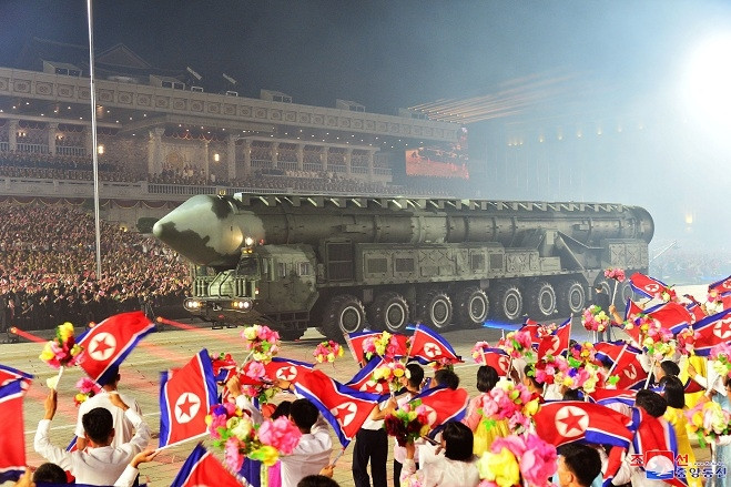 Hình ảnh Triều Tiên duyệt binh trong đêm, phô diễn sức mạnh quân sự