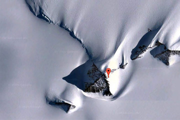 Ngọn núi hình kim tự tháp gây xôn xao ở Nam Cực