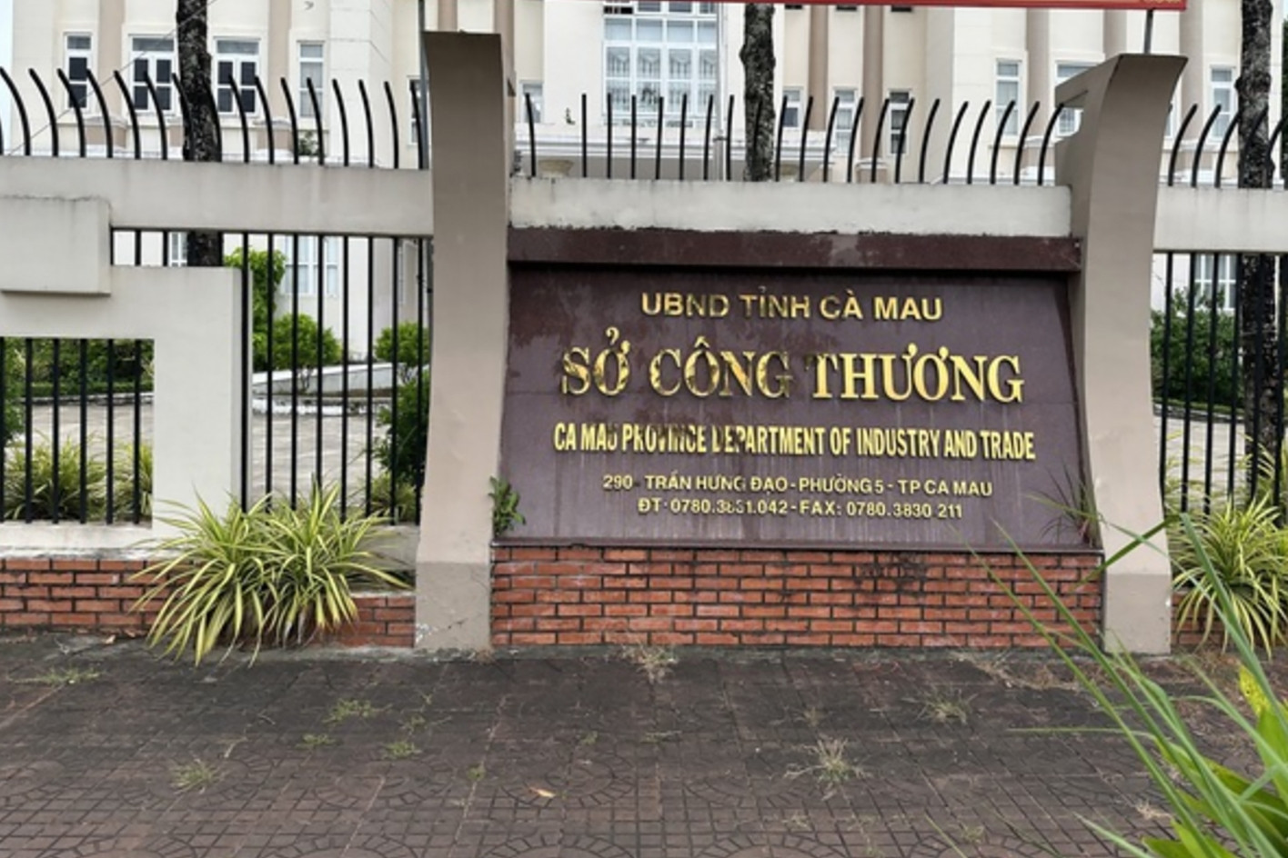 Cách chức Phó giám đốc Trung tâm văn hóa vì ném chất bẩn vào ki ốt người khác