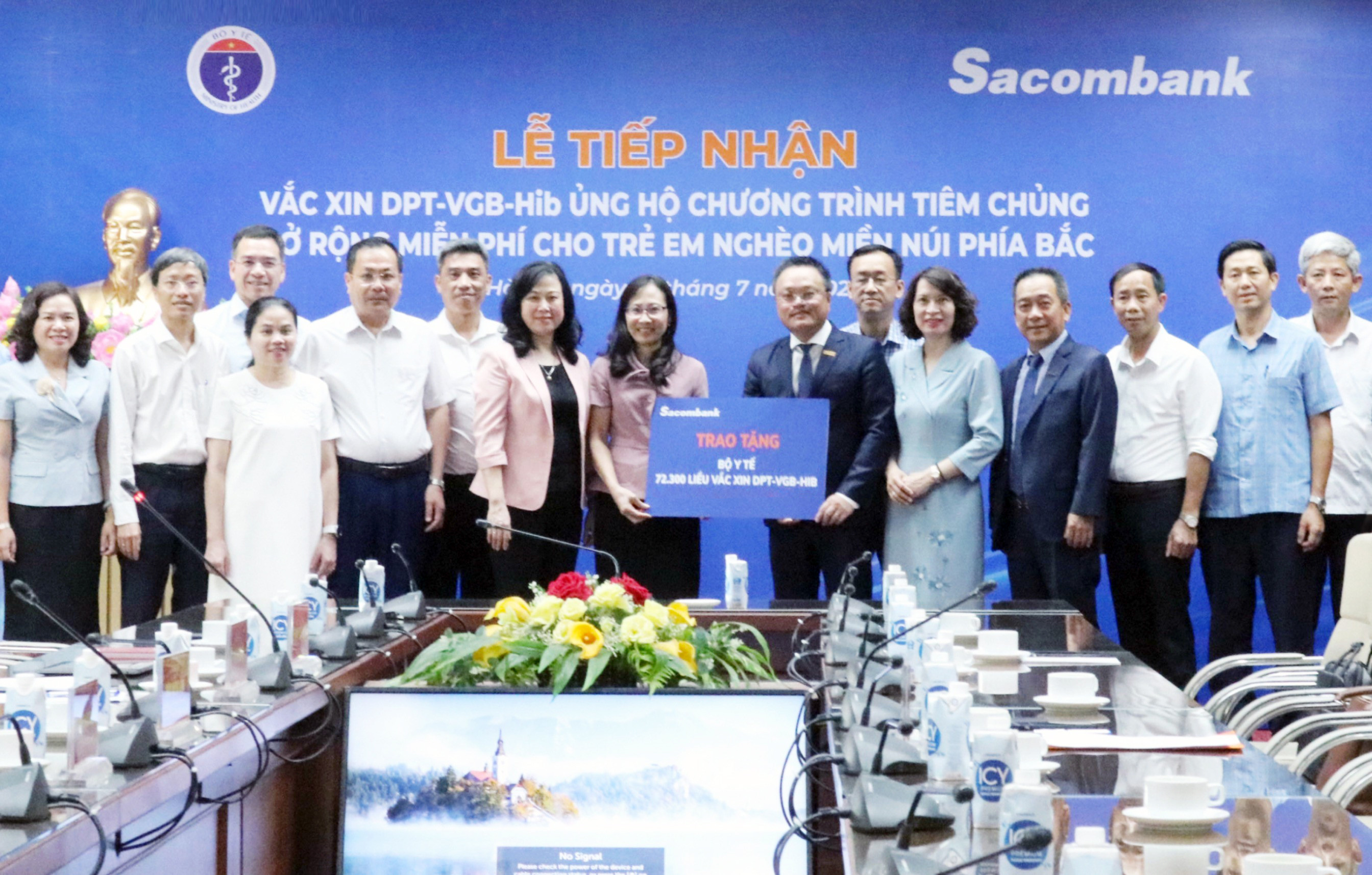 Sacombank ủng hộ hơn 72 nghìn liều vắc xin 5 trong 1 cho trẻ em vùng núi